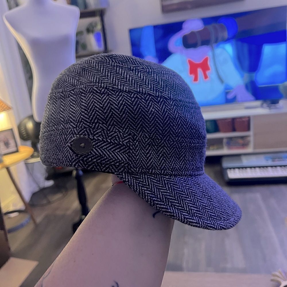 Super cute hat w buttons on side